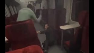 Видеоклип с насилие на пътник срещу кондуктор във влак на