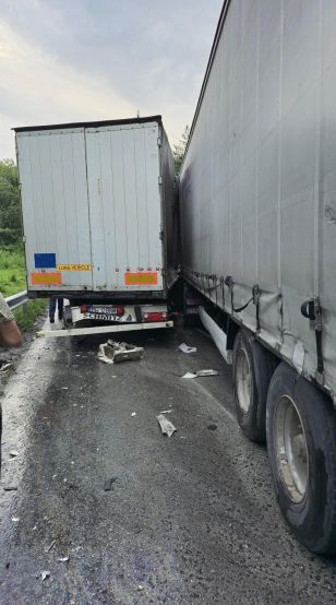 Верижна катастрофа с 4 камиона блокира пътя Русе-Велико Търново