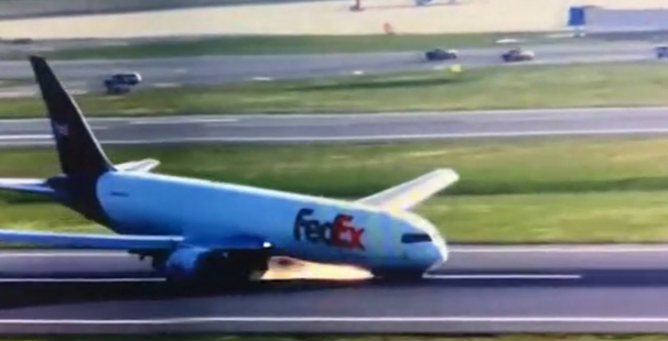 Товарен самолет кацна аварийно на летище Истанбул“ тази сутрин. Това