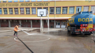 Дворовете на всички училища в София ще бъдат почистени и