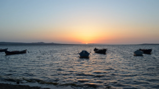 Десет мигранти загинаха в Средиземно море след като лодката им