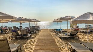 Гръцките власти запечатаха плажeн бар, който поставя шезлонги в морето