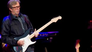 Емблематична китара със следи от цигарите на Ерик Клептън отива на търг