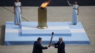 Олимпийският огън пристигна във Франция на кораб