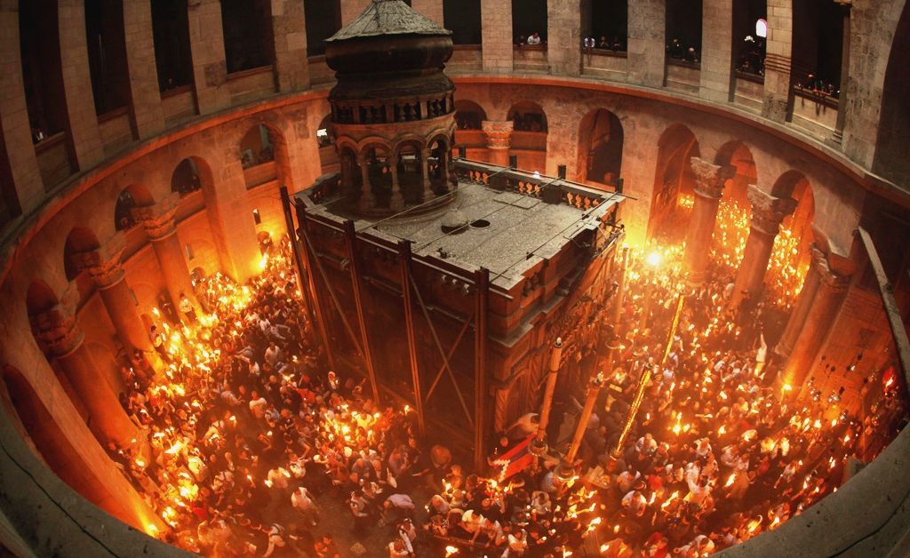 Всяка година в навечерието на православния Великден в храма на