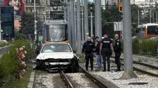 Лек автомобил е катастрофирал в района на булевард България съобщиха