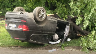 Румънски автомобил се обърна по таван в Русе (ВИДЕО)