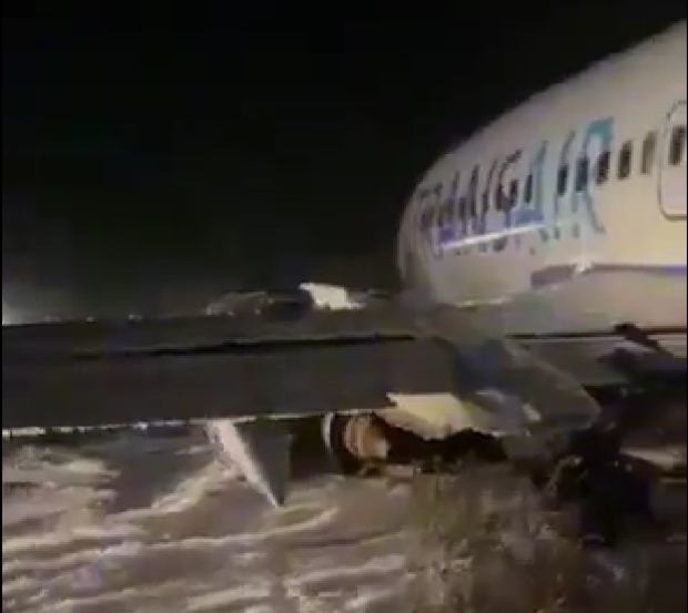 Най-малко 11 души са ранени при самолетна катастрофа на Боинг