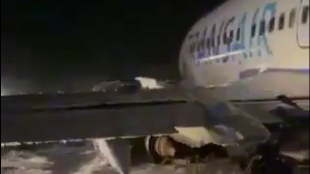 Най малко 11 души са ранени при самолетна катастрофа на Боинг