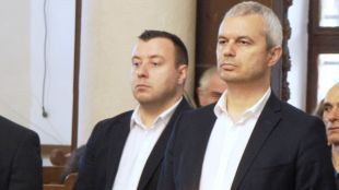 Преди няколко дни в Цариград трима български владици осъществиха общо