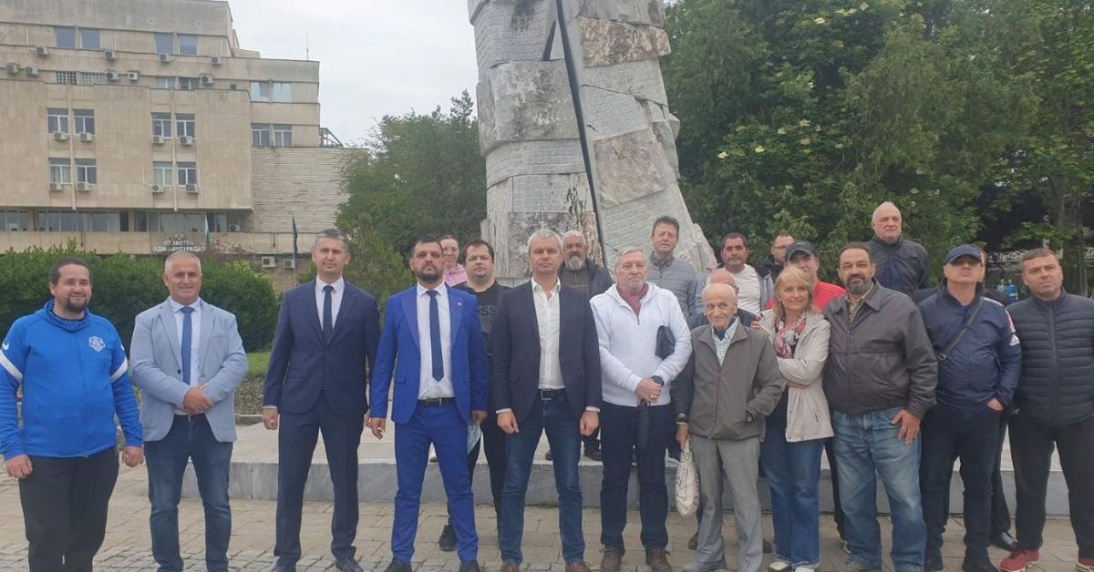 Вчера стотици граждани на Кърджали  се срещнаха с Костадин Костадинов