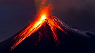 Вулкан в Индонезия изригна три пъти изхвърляйки червена лава и