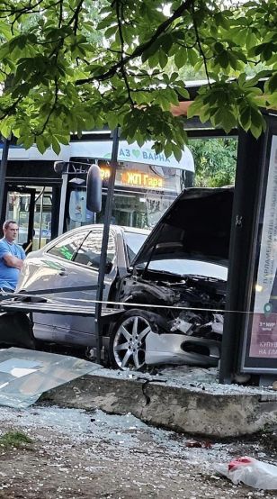 Кола се вряза в автобусна спирка във Варна, има пострадали
