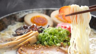 Полуготовите спагети наричани понякога корейски рамен или пшенични нудли са