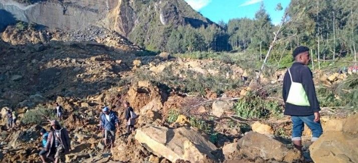В Папуа Нова Гвинея след мощно свлачище под развалините бяха