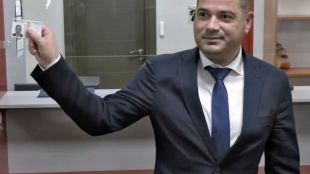 Вътрешният министър Калин Стоянов си извади експресна за 90 лева