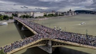 Стотици хиляди на мирно шествие в БудапещаУнгарски деца нямало да