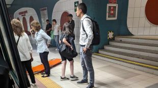 Човек е припаднал на перона на метростанция Фредерик Жолио Кюри