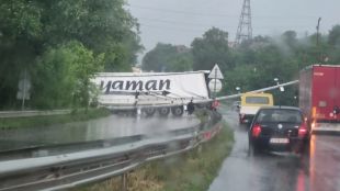 Катастрофирал ТИР затвори международен път Е 79 между Мездра и Враца