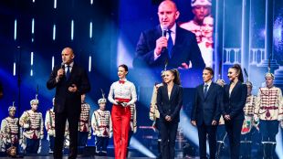 Румен Радев отличи с Почетния знак на президента цирковите артисти сестри Колев