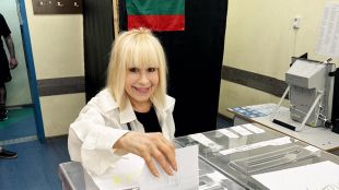 Лили Иванова гласува и си тръгна с роза