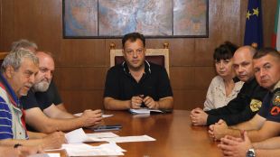 Кметът на Велико Търново Даниел Панов свика спешно Общинския кризисен щаб заради щетите от бурята 