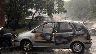 Лек автомобил се запали и горя като факла във Велико Търново