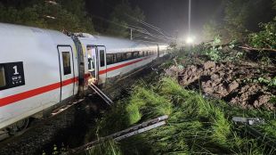 Влак със 185 пътници дерайлира в Германия заради свлачище