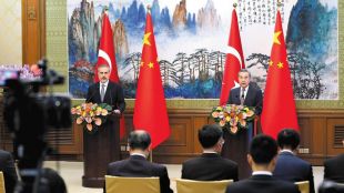 Турският външен министър Хакан Фидан призова днес китайските власти да