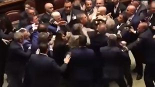 Масов бой в италианския парламент (ВИДЕО)