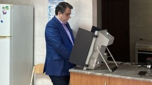 Асен Василев гласува, "за да не надделее злото у нас"