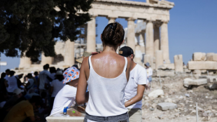 Адска жега удря Гърция, живакът удря 43 градуса