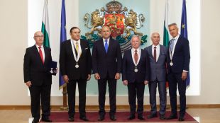 Президентът Румен Радев връчи държавни отличия на петима българи за