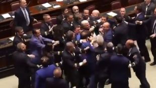 Единадесет италиански депутати бяха временно отстранени от два до 15