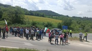 Протестиращи животновъди спряха движението по Подбалканския път