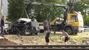 Крайградски пътнически влак е блъснал лек автомобил на жп прелез
