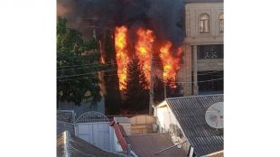 Двете сгради са подпалени Неизвестни нападатели са атакували православна църква и