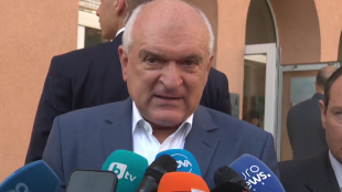 На живо: Премиерът Димитър Главчев гласува