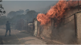 Пожар избухна в малко атинското предградие Анависос Умоляват се местните