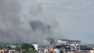 Три екипа на пожарната в Пловдив се борят с пламнали
