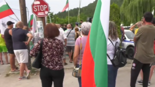 Протест на прохода Петрохан Хората настояват да се спре преминаването