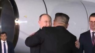 На червен килим ограден с рози руският президент Владимир Путин