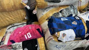 Задържаха над 27 000 стоки "менте" с лога на футболни отбори, които ще участват на Световното първенство (СНИМКИ)