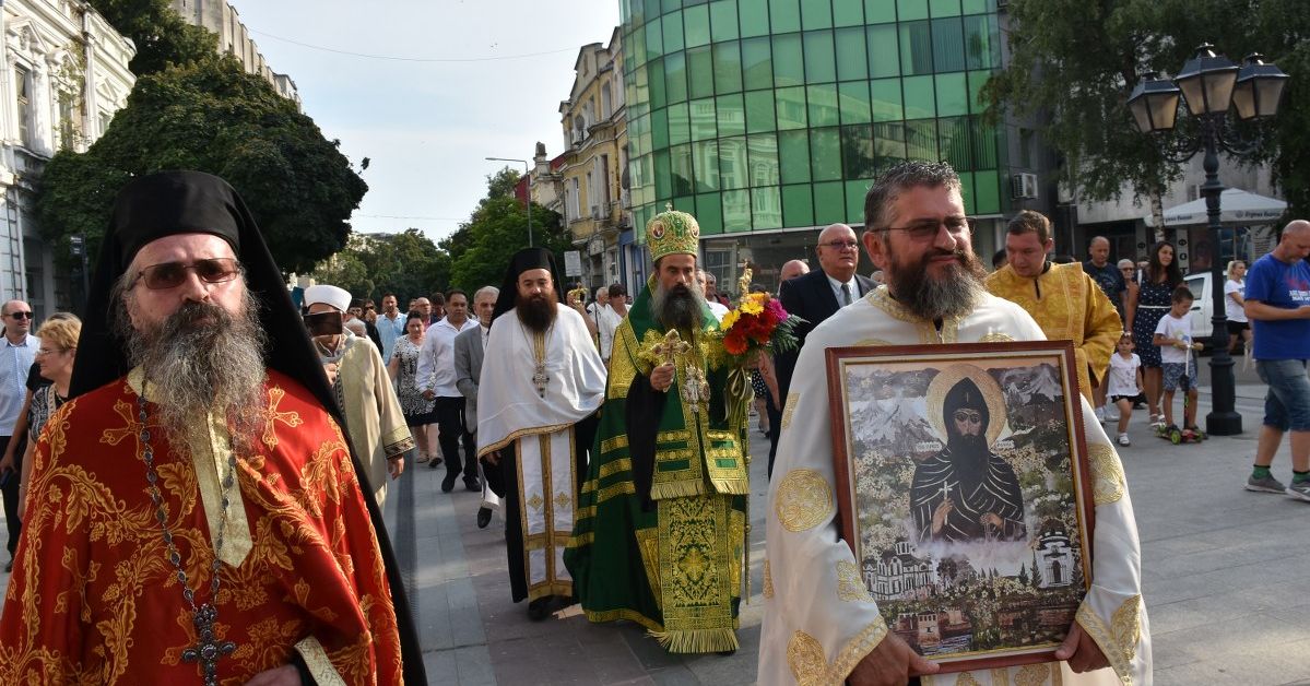 Посрещнаха Патриарха с литийно шествие във Видин, подариха му архиерейски жезъл - Труд