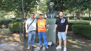 Братя- журналисти пред паметника на Апостола