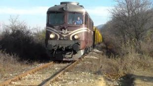 Товарен влак дерайлира край Варна, променят разписания