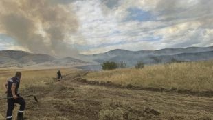 Голям пожар бушува в покрайнините на бургаския кв Банево Огънят