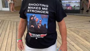 Тениски, маратонки, дори дъска за рязане: Окървавеното лице на Тръмп вече е върху всякакви артикули