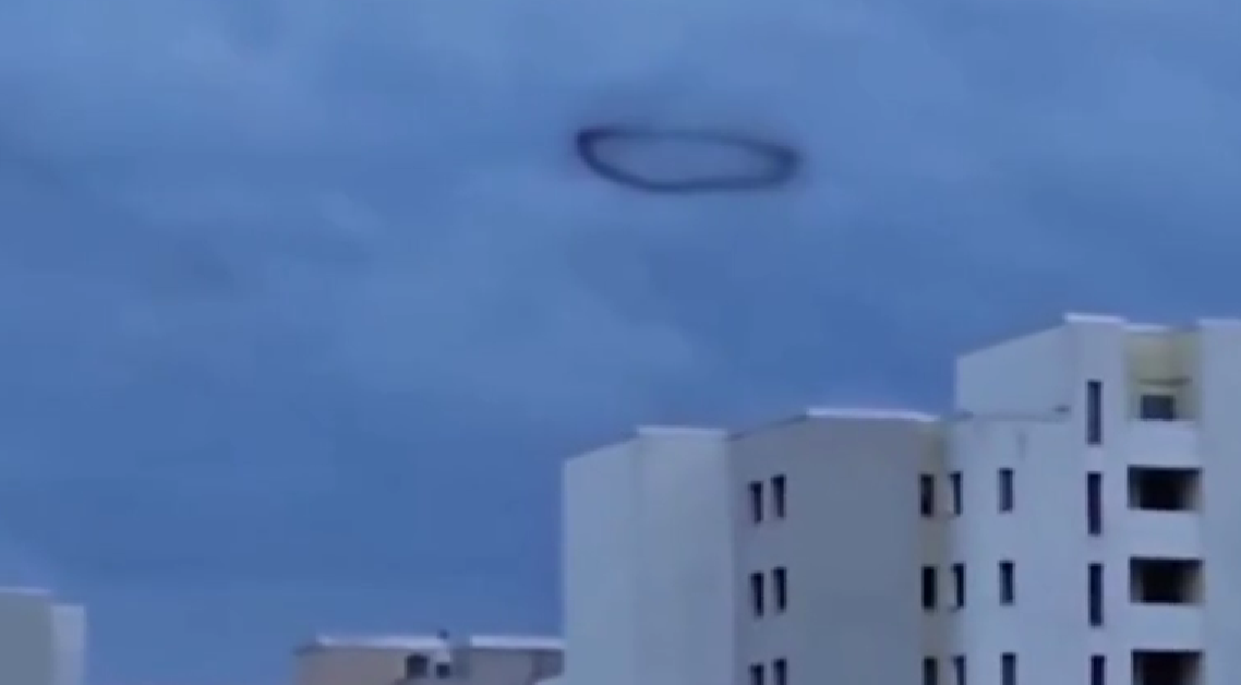 Три загадъчни черни пръстена са били забелязани в небето над