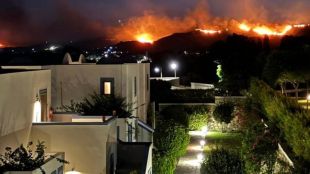Огромен пожар гори от днес следобяд на гръцкия остров Кос